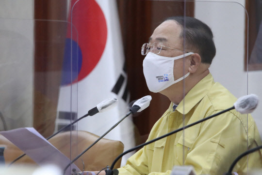 홍남기 경제부총리 겸 기획재정부 장관이 24일 정부서울청사에서 열린 제39차 비상경제 중앙대책본부 회의를 주재하고 있다. 연합뉴스